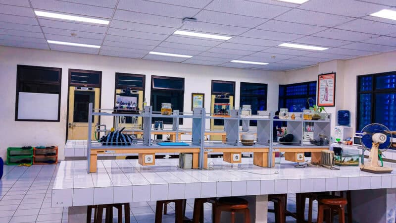 Concurso IFRJ 2026 em imagem ilustrativa de laboratório e ambiente de educação técnica