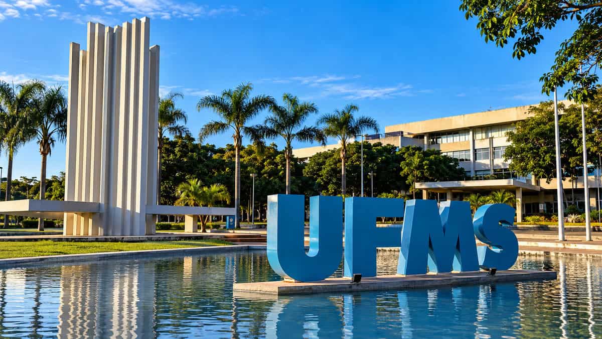 A UFMS anuncia 154 vagas e contrata Fapec para concurso