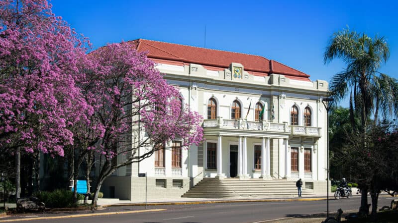Concurso Luiziânia SP 2026 em imagem ilustrativa de prédio público municipal