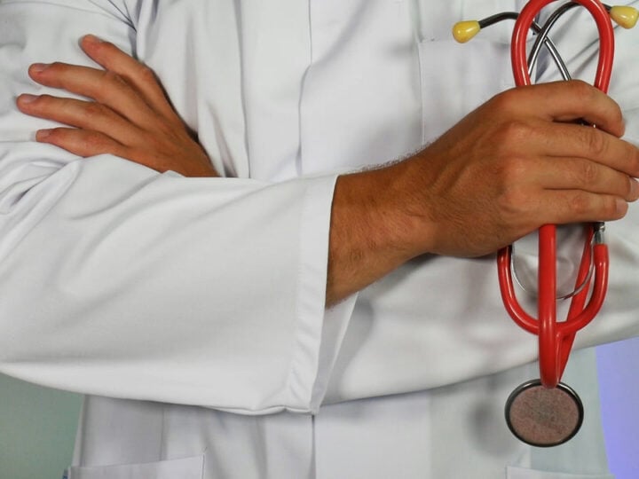Processo seletivo SES SC 2026 oferece 7 vagas para médicos