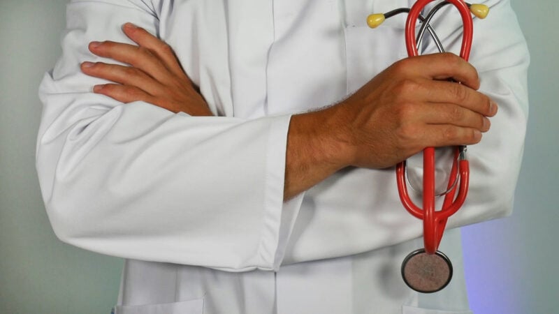 Processo seletivo SES SC 2026 oferece 7 vagas para médicos