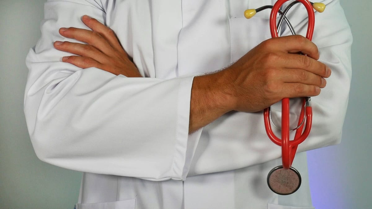Processo seletivo SES SC 2026 oferece 7 vagas para médicos