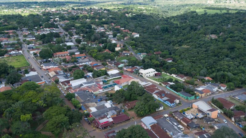 Concurso Chapada dos Guimarães 2026 em vista aérea da cidade de Chapada dos Guimarães, Mato Grosso